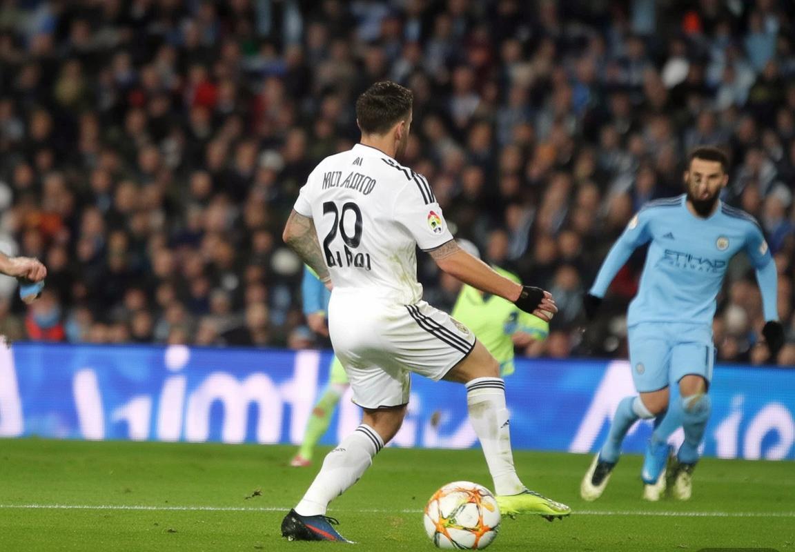 皇马1-2曼城致命失误引争议：马科斯·阿隆索成焦点，皇家马德里失利谁之过？